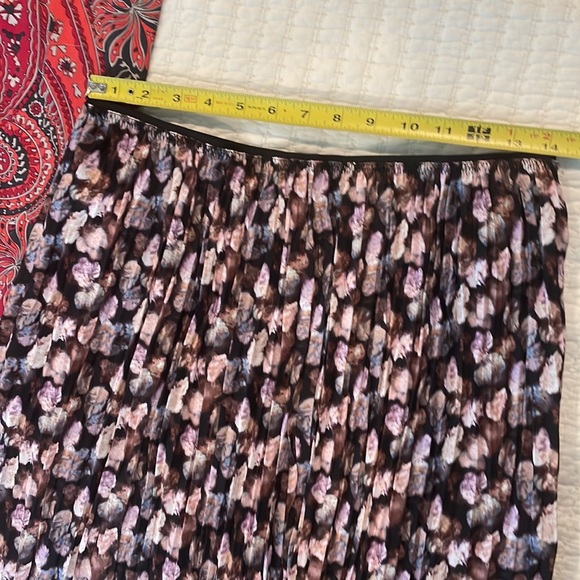 Vince Micro Floral Culottes - Picture 9 of 9